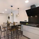Flat 2 Bedrooms Cunha דירה *